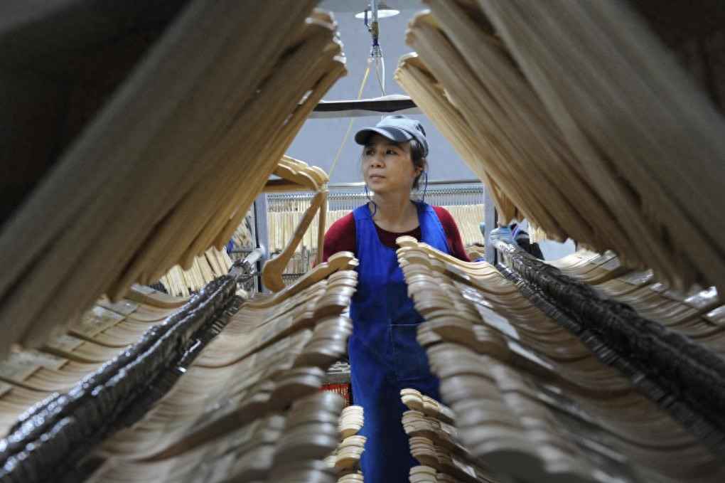 中国经济样本观察·“镇”了不起|为衣做架,“挂”出来的80亿元“衣架产业” 中国经济样本观察·“镇”了不起|为衣做架,“挂”出来的80亿元“衣架产业”