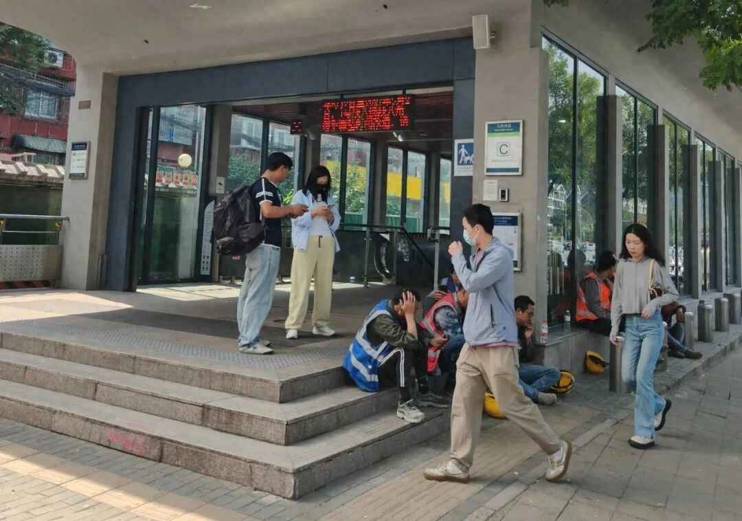 电力排管堵帽:地铁口规划难产,居民出行何去何从? 电力排管堵帽:地铁口规划难产,居民出行何去何从?