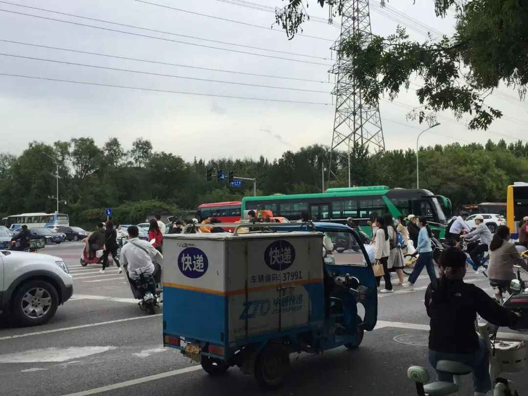 电力排管堵帽:地铁口规划难产,居民出行何去何从? 电力排管堵帽:地铁口规划难产,居民出行何去何从?