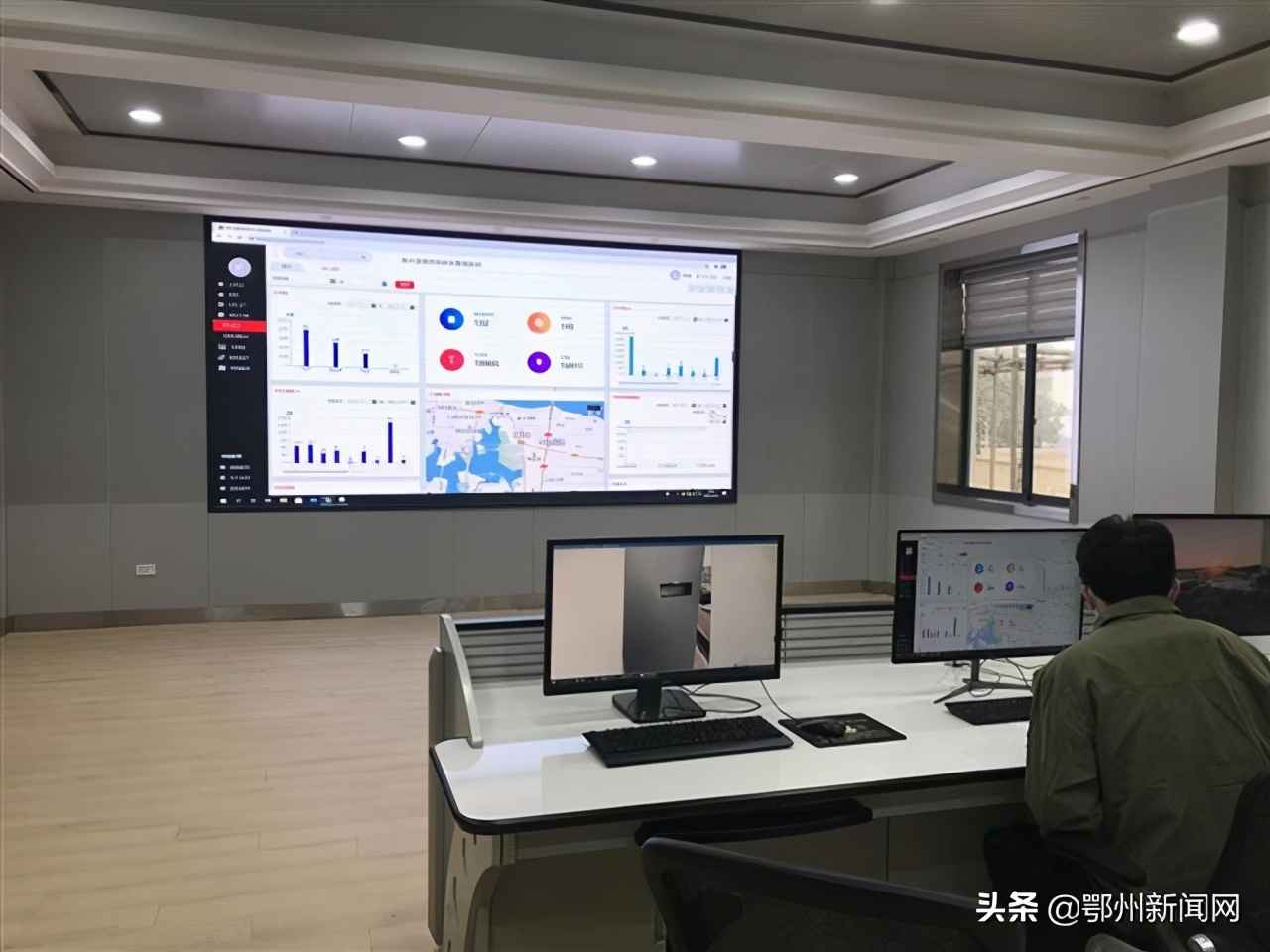 鄂州方形电力管：头顶5G基站，还可当充电桩！路灯杆与电力杆塔的“新基建”兼职