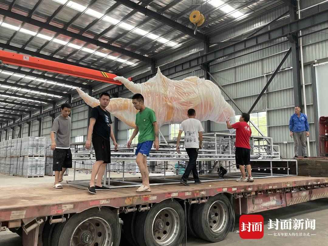 自贡阻燃电力管 比普通彩灯材质成本贵一倍 “自贡造”大运会吉祥物“蓉宝”彩灯遇火难燃丨彩灯进大运