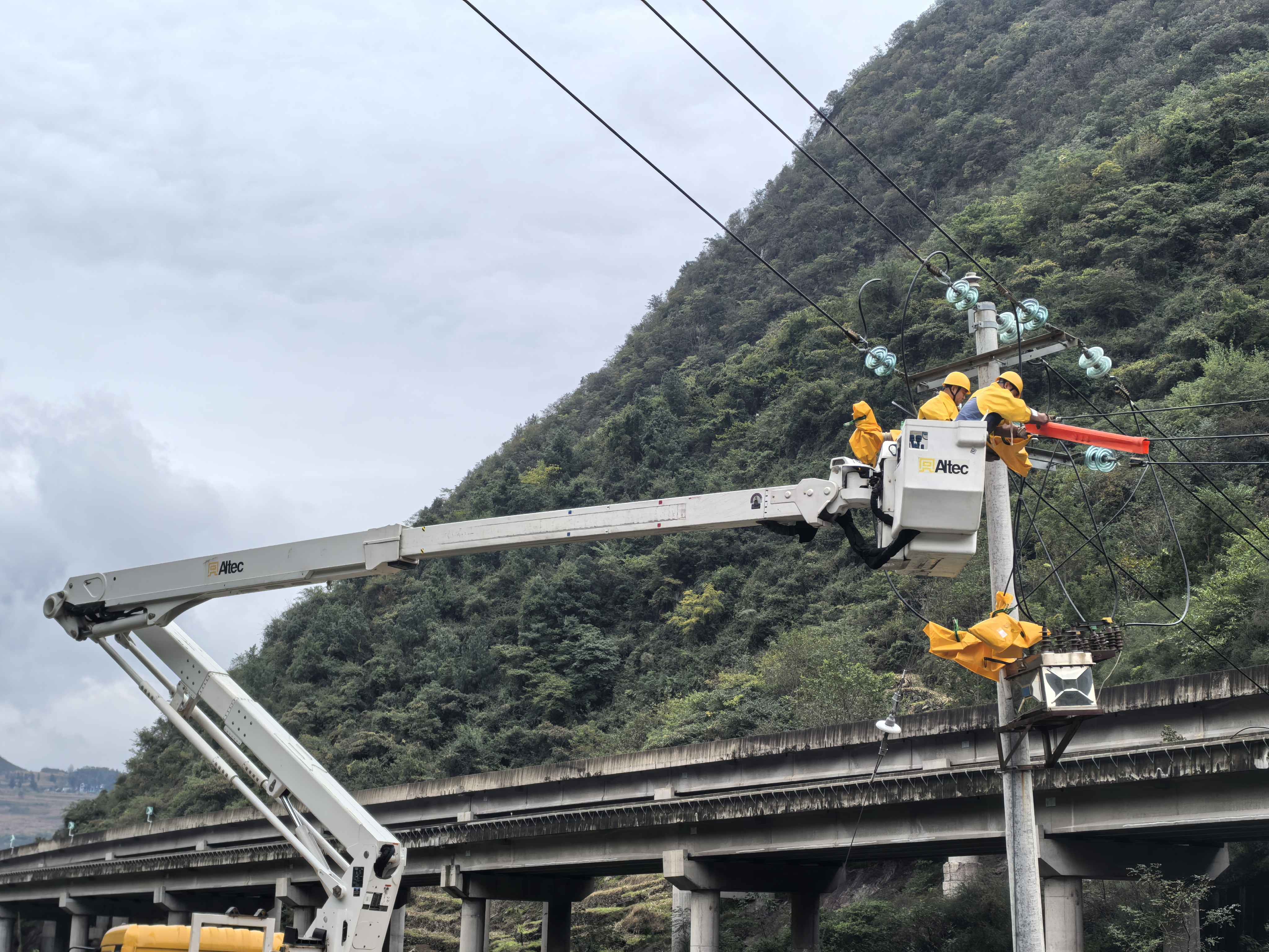 南方电网毕节市郊供电局：“党建+”核心引擎 赋能用电营商环境优化