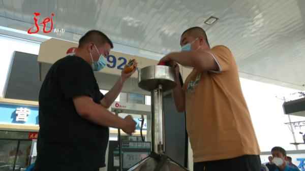 哈尔滨车主加油奇遇:52升油箱竟加出62升油,真相何在? 哈尔滨车主加油奇遇:52升油箱竟加出62升油,真相何在?